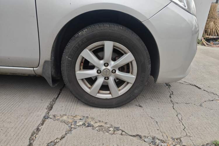 Used Nissan Sunny 2011 1.5XL Manual Deluxe Edition Right Front Wheel Hub