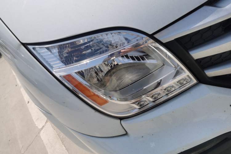 Used SAIC MAXUS Xintu V80 2021 2.0T Manual Classic Aoyuntong Short Wheelbase Mid-Roof 5/6-Seater Right Front Headlight