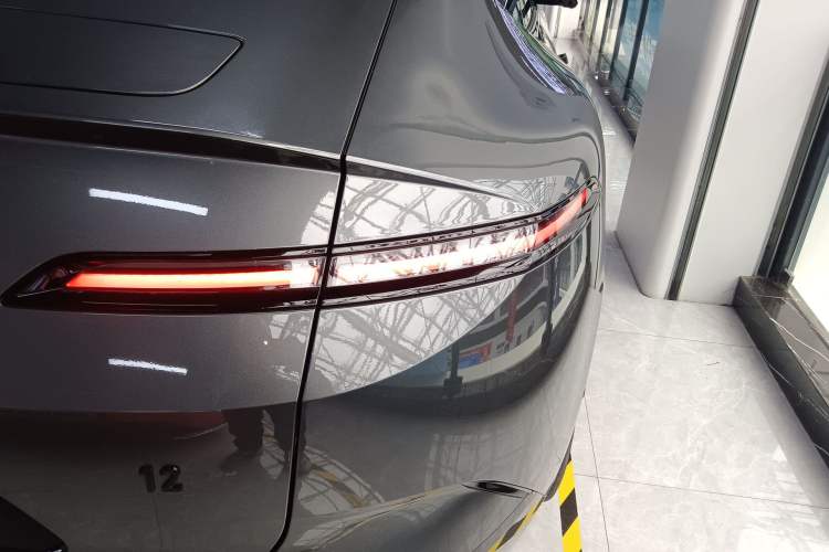 Used Avatr 12 2025 Updated Ultra All-Electric Four-Wheel Drive Right Rear Taillight