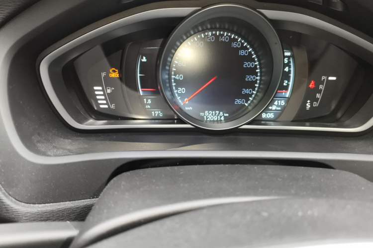 Used Volvo V40 2015 1.6T Zhiya Edition Odometer Close Up