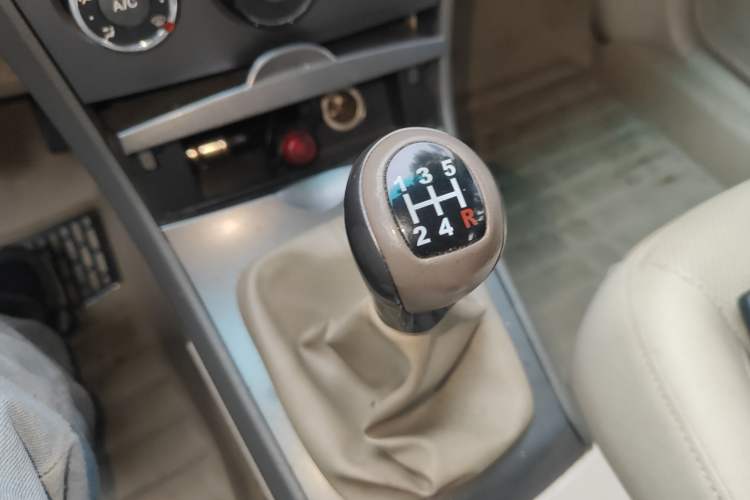 Used BYD L3 2012 1.5L Manual Comfort Edition Gear Lever