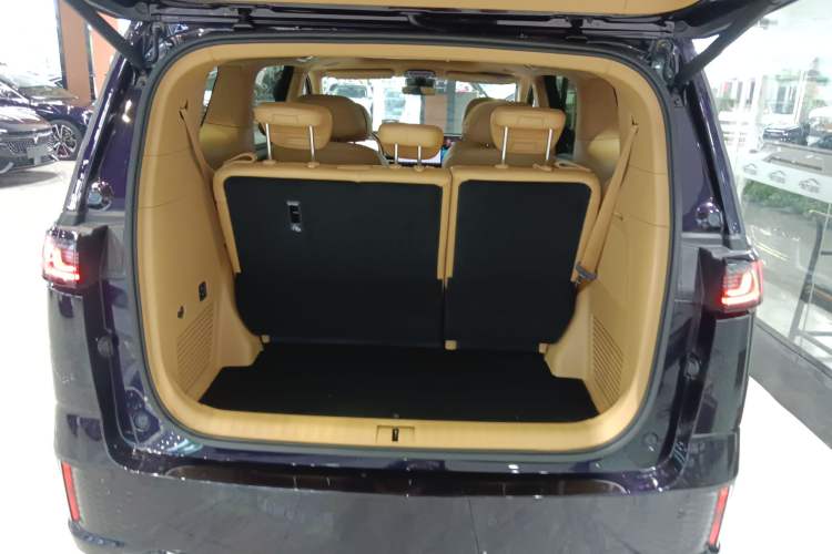 Used VOYAH Dream 2025 PHEV Four-Wheel-Drive Flagship Kunpeng Edition Trunk