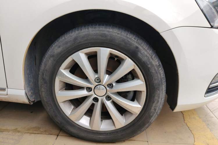 Used Volkswagen Magotan 2012 1.8TSI Comfort Model Right Front Wheel Hub