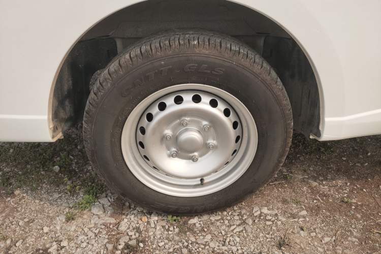 Used Wuling Yangguang 2024 300KM Comfort Version Passenger Van 75kW
