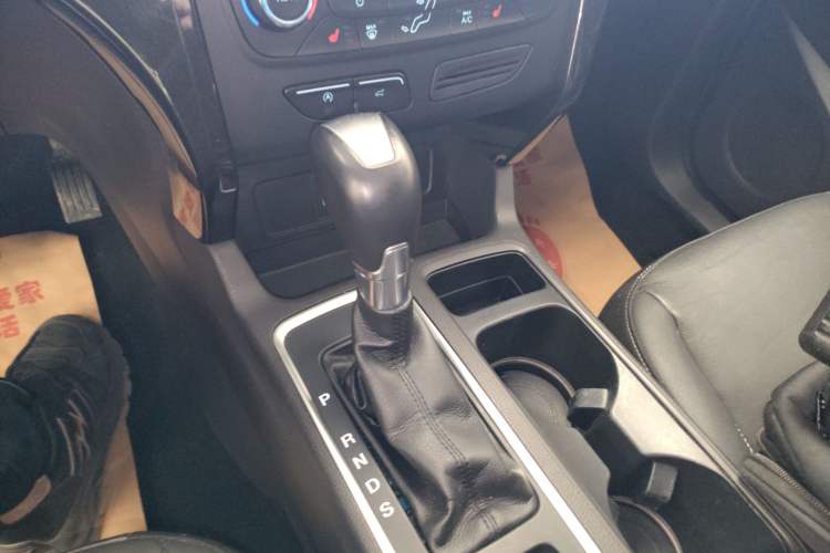 Used Ford Kuga 2017 EcoBoost 180 Two-Wheel-Drive Luxury Wing Edition Gear Lever