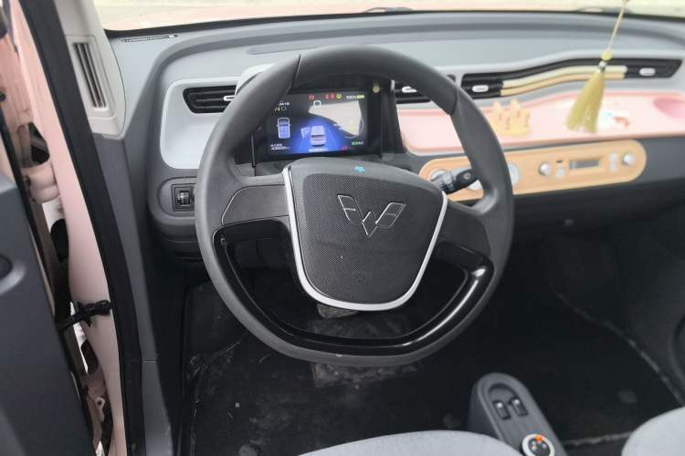 Used Wuling Hongguang MINIEV 2021 Macaron Fashion Model Lithium Iron Phosphate Steering Wheel
