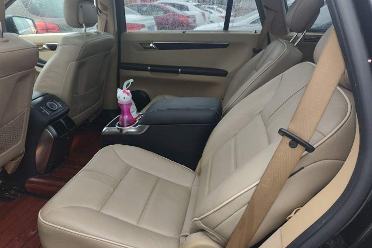 Used Mercedes-Benz R-Class 2015 R 400 4MATIC Luxury Model Left Rear Seat