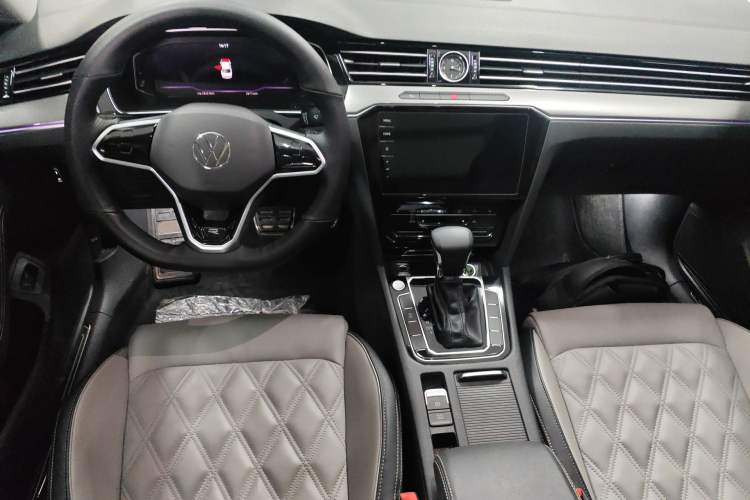 Used Volkswagen Magotan 2023 2 Million Units Limited Edition 280TSI DSG Leading Version Center Console