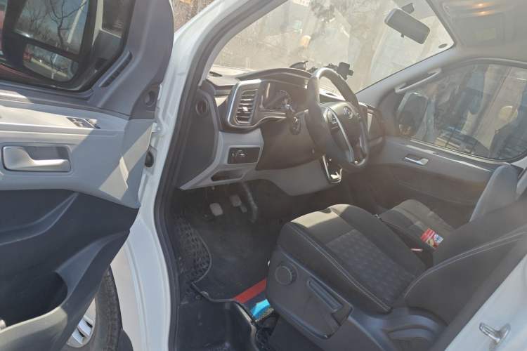 Used SAIC MAXUS Xintu V80 2024 Facelift Aoyuntong 6MT Short Wheelbase Mid-Height Version 147 Ps 5/6 Seats