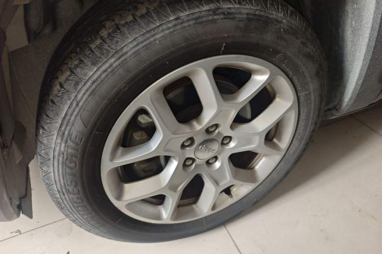 Used Jeep Renegade 2018 Connected Large Screen Version 180T Automatic High-Energy Edition Left Front Wheel Hub