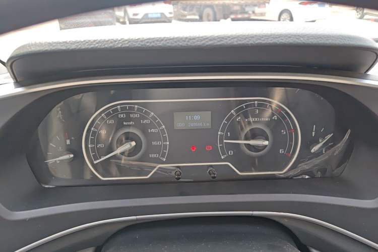 Used SAIC MAXUS Xintu V80 2019 2.0T Plus 6-Speed Manual – Aoyuntong Short Wheelbase Ultra-Low Roof 5/6-Seater