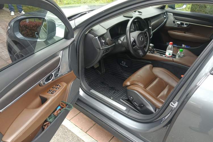 Used Volvo V90 2020 Cross Country T5 AWD Prestige Edition Driver Seat