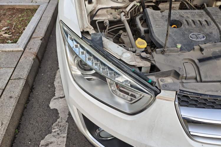 Used Bestune X80 2015 2.0L automatic luxury version Right Front Headlight