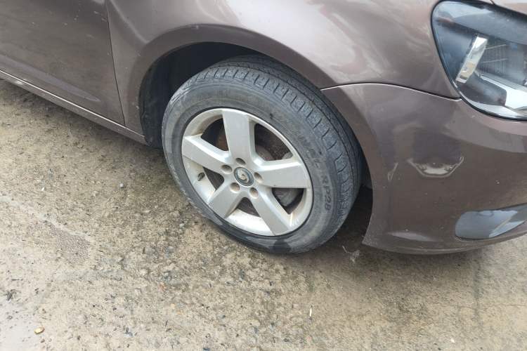 Used Volkswagen Touran 2013 1.4T Manual Fashion Edition 5 Seats Right Front Wheel Hub