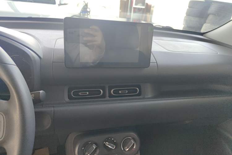 Used Wuling Hongguang New Energy 2024 All-Electric Model 300KM Standard Version Audio And AC Panel