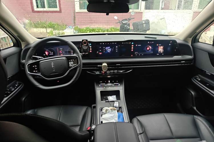 Used Lincoln Corsair 2024 2.0T Two-Wheel Drive Deluxe Edition Center Console