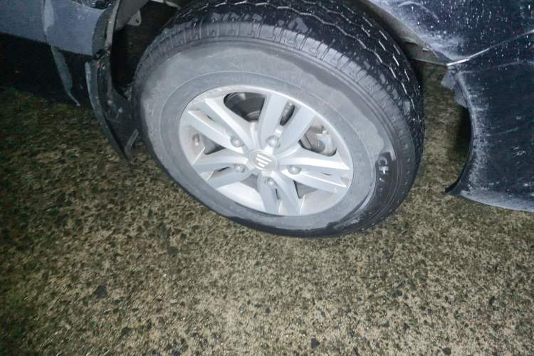 Used Foton Toano 2023 Joy Elephant Multi-Function Model Cummins 2.8T Automatic Long Wheelbase Mid-Roof Design Rear Single Tire Available in 5/6/7/9-Seater Configurations Right Front Wheel Hub