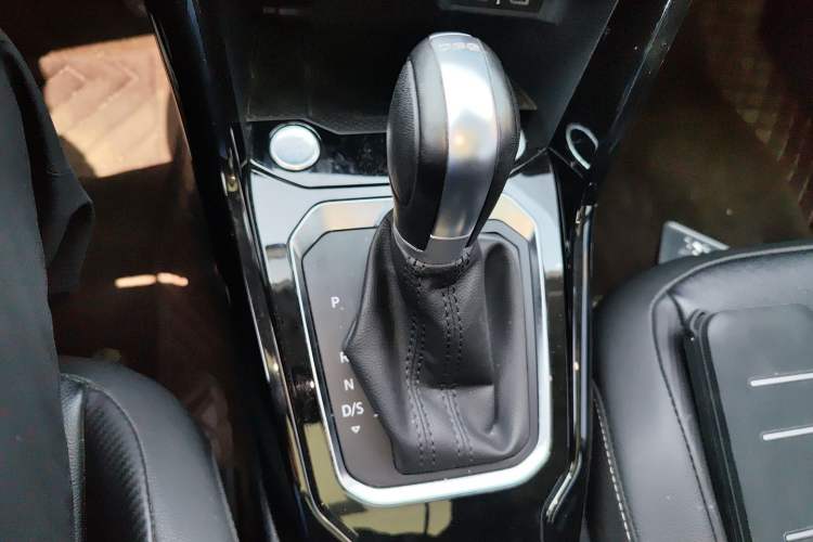 Used Volkswagen T-ROC 2022 280TSI DSG Two-Wheel Drive Comfort PLUS Gear Lever