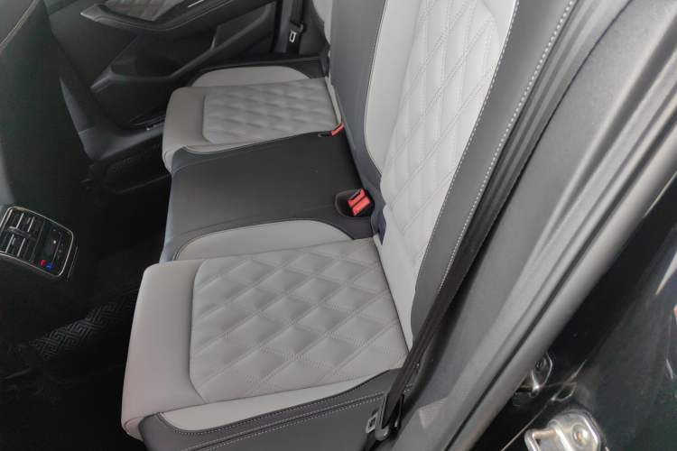 Used Volkswagen Magotan 2023 2 Million Units Limited Edition 330TSI DSG Leading Version Left Rear Seat