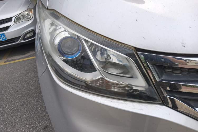 Used SAIC MAXUS G10 2016 2.0T Automatic Elite Edition Right Front Headlight