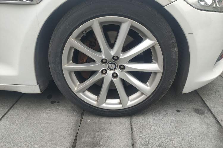 Used Jaguar XJ 2012 XJL 5.0 Panoramic Luxury Edition Right Front Wheel Hub