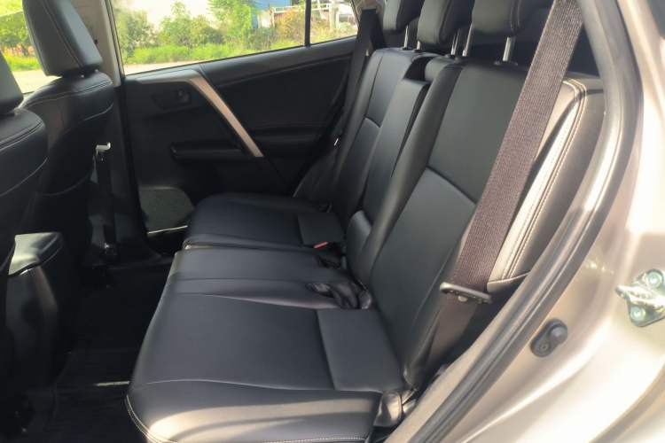 Used Toyota RAV4 2019 2.0L CVT Two-Wheel Drive Fashion X Limited Edition China VI Standard Left Rear Seat