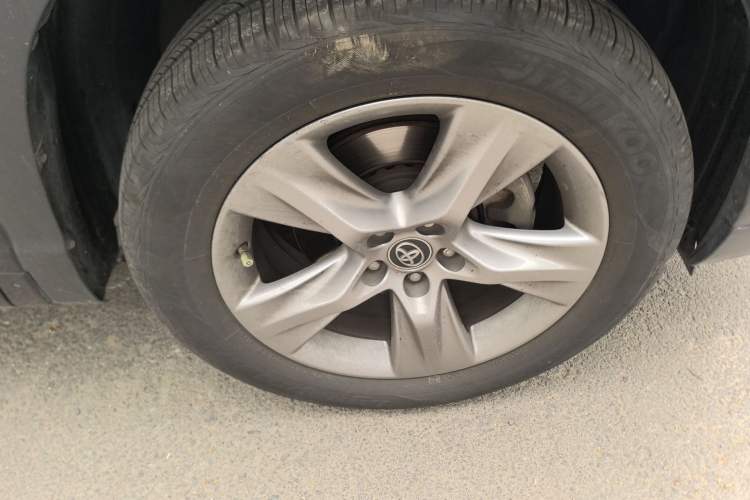 Used Toyota Highlander 2018 2.0T Four-Wheel Drive Luxury Edition 7 Seats China V Emission Standard Right Front Wheel Hub