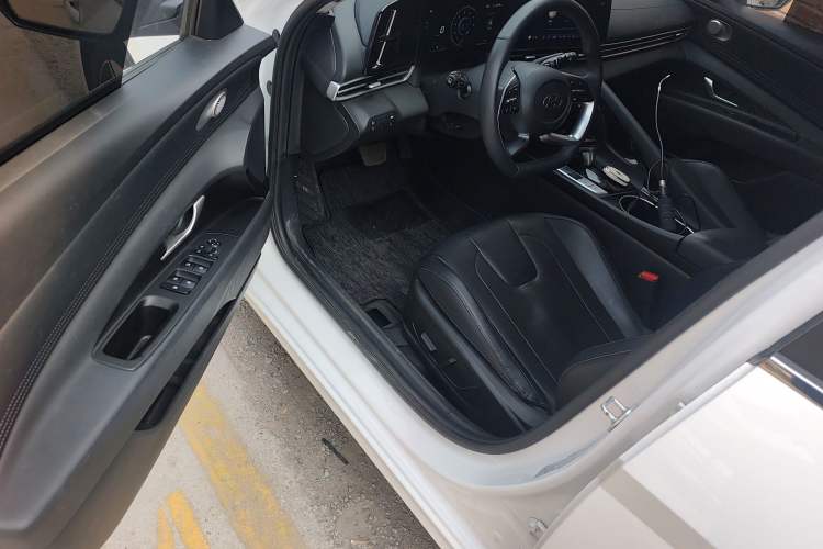 Used Hyundai Elantra 2022 1.5L CVT LUX Prestige Edition
