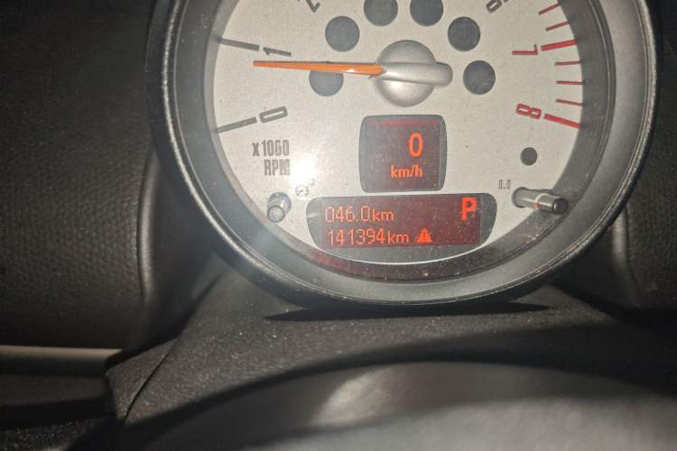 Used MINI Countryman 2011 1.6L COOPER Fun Odometer Close Up