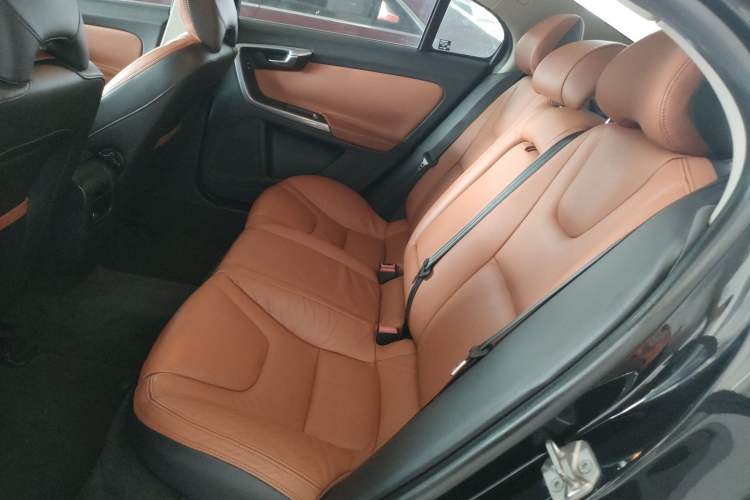 Used Volvo S60 2014 S60L 2.0T Zhiyuan Edition
