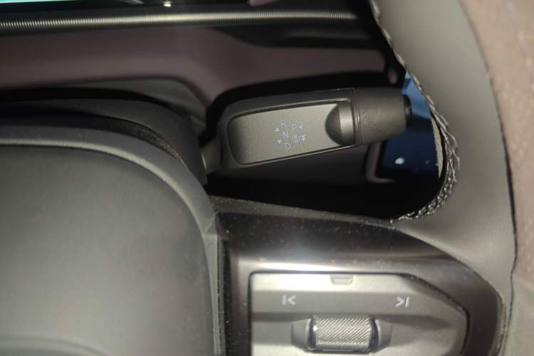 Used XPeng P7 2025 Model—702 Long Range Ultra Gear Lever