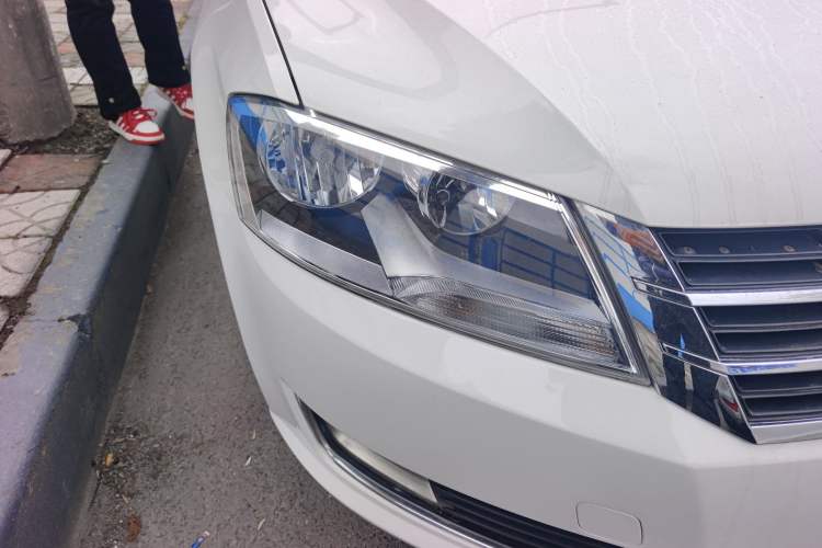 Used Volkswagen Lavida 2013 Revised Classic 1.6L Automatic Fashion Edition Right Front Headlight