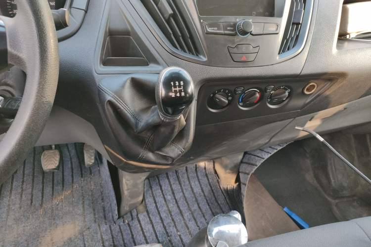 Used Ford Transit 2020 2.0T Gasoline Multi-Function Commercial Vehicle Mid-Drive Low-Roof Design with Dual Rear Doors Meeting China VI Emission Standards
