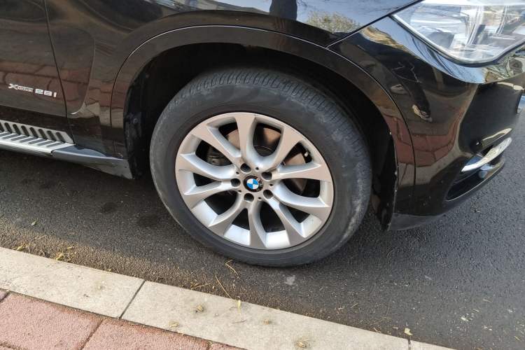 Used BMW X5 2018 xDrive28i Right Front Wheel Hub