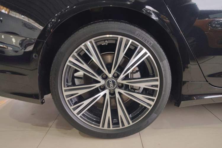 Used Audi A6L 2023 Revised Edition 45 TFSI quattro Prestige Dynamic Version Right Rear Wheel Hub