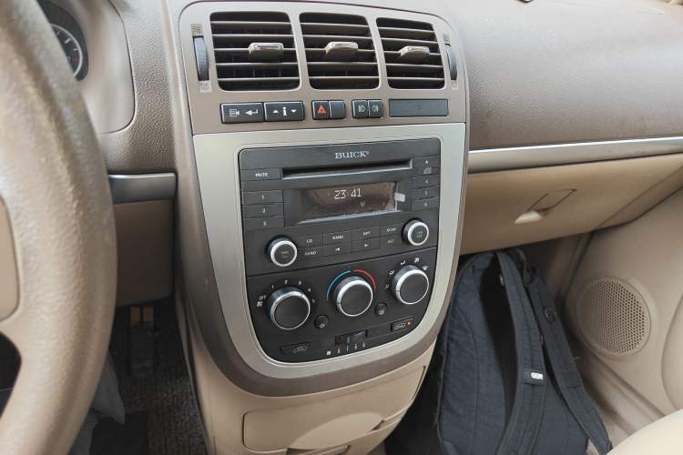 Used Buick GL8 2013 2.4L Classic Edition Audio And AC Panel