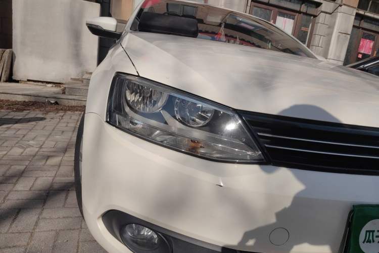 Used Volkswagen Sagitar 2014 1.6L Automatic Comfort Model Right Front Headlight