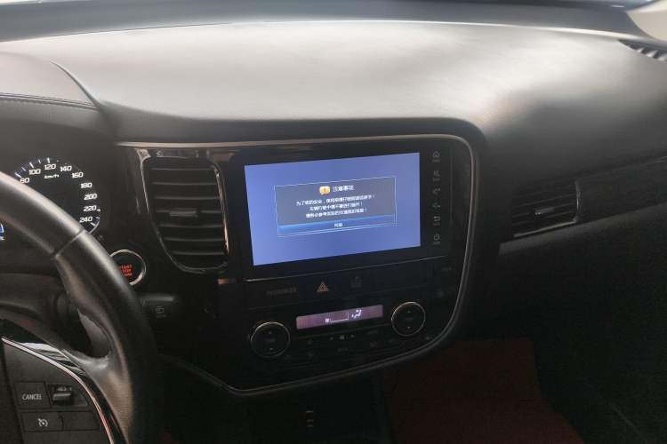 Used Mitsubishi Outlander 2016 2.4L 4x4 Luxury Edition 7-Seater Audio And AC Panel