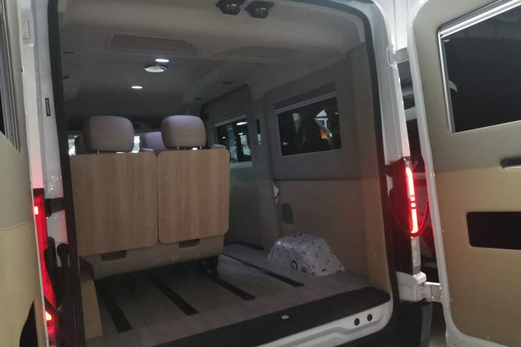 Used Ford Transit T8 2024 T8 2.3T Diesel Automatic Mid-Drive Mid-Roof 6-Seater Fully Equipped 2/2/2 Configuration