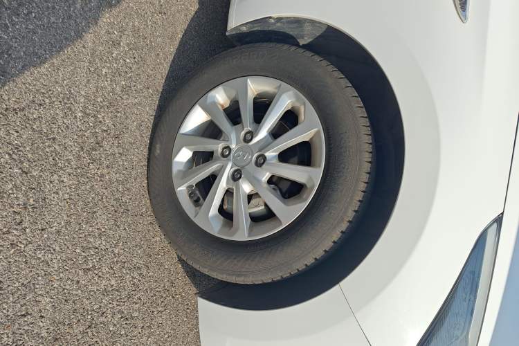 Used Hyundai Verna (new generation) 2016 1.4L Automatic Cool Edition GLS Right Front Wheel Hub