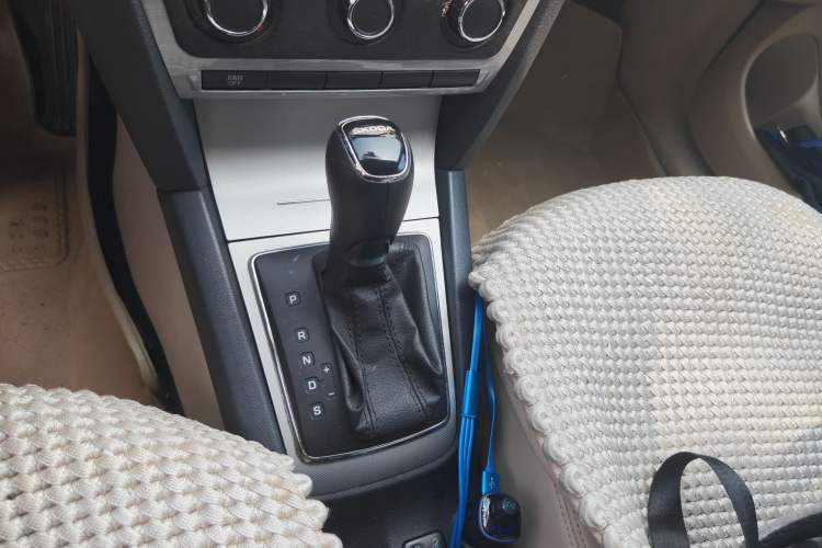 Used Skoda Octavia 2015 Classic Model 1.6L Automatic Yijie Version Gear Lever