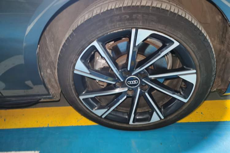Used Audi A4L 2022 40 TFSI Luxury Dynamic Model Right Front Wheel Hub