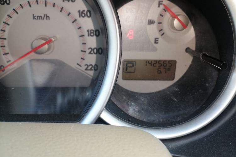 Used Nissan Tiida 2008 1.6L Automatic Smart Version Odometer Close Up