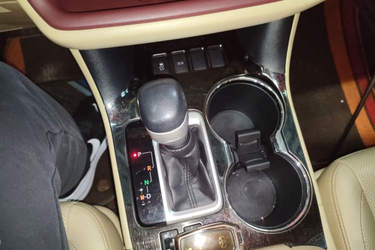 Used Toyota Highlander 2017 2.0T Two-Wheel Drive Luxury Edition 7 Seats Gear Lever