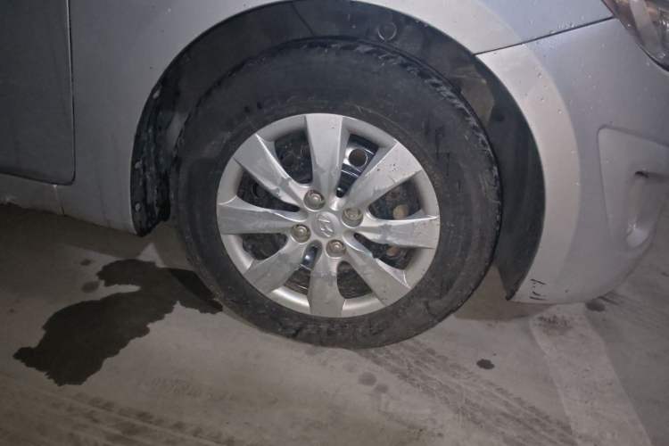 Used Hyundai Verna (older generation) 2010 Sedan 1.4L Manual Comfort GS Right Front Wheel Hub