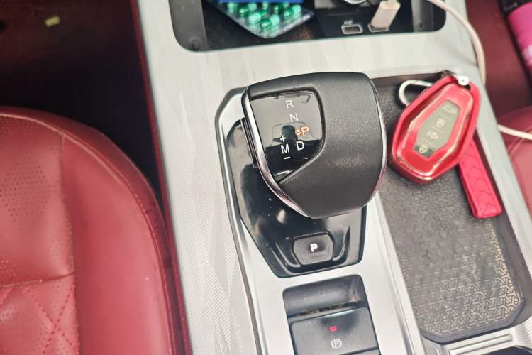 Used JETOUR X70 PLUS 2023 1.6T DCT Stronger 7-Seater Gear Lever