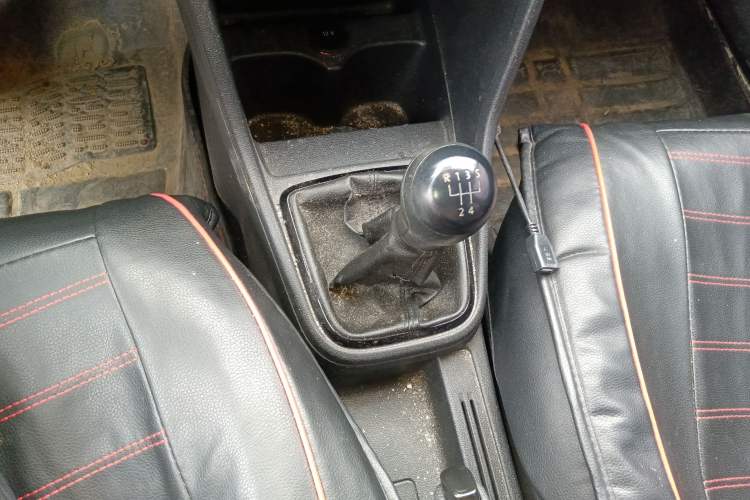 Used Volkswagen Jetta 2015 Value Edition 1.6L Manual Fashionable Style Gear Lever