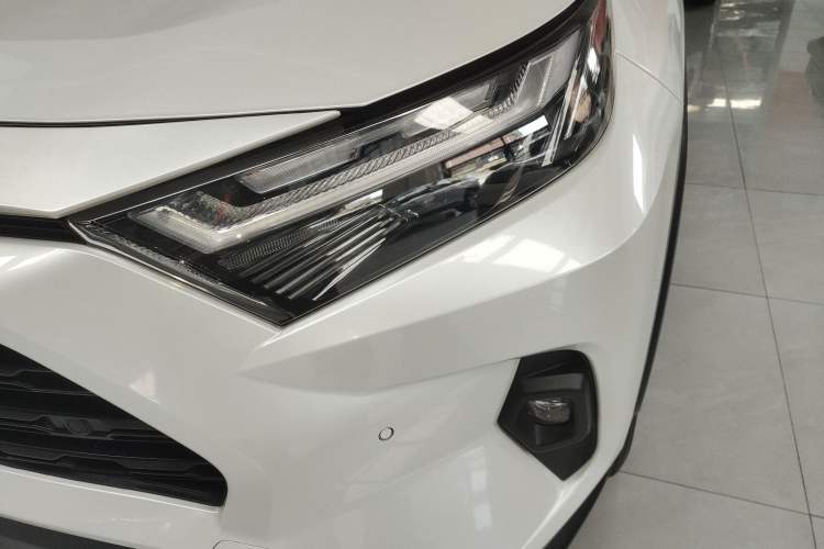 Used Toyota RAV4 2023 2.0L CVT Two-Wheel Drive 20th Anniversary Platinum Edition
