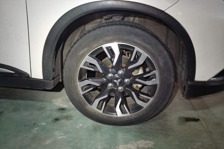 Used Mitsubishi Outlander 2019 2.0L Two-Wheel Drive Comfort Edition 7-Seater China VI Standard Right Front Wheel Hub