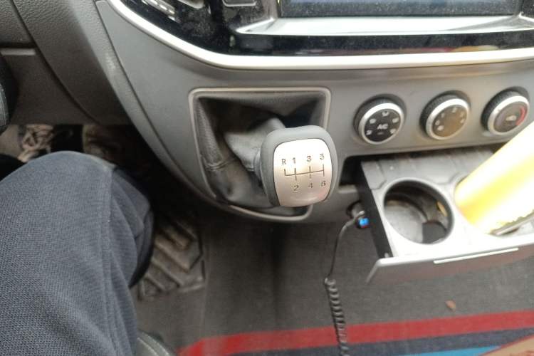 Used SAIC MAXUS Xintu V80 2021 2.0T Manual Classic Aoyuntong Short Wheelbase Mid-Roof 5/6-Seater